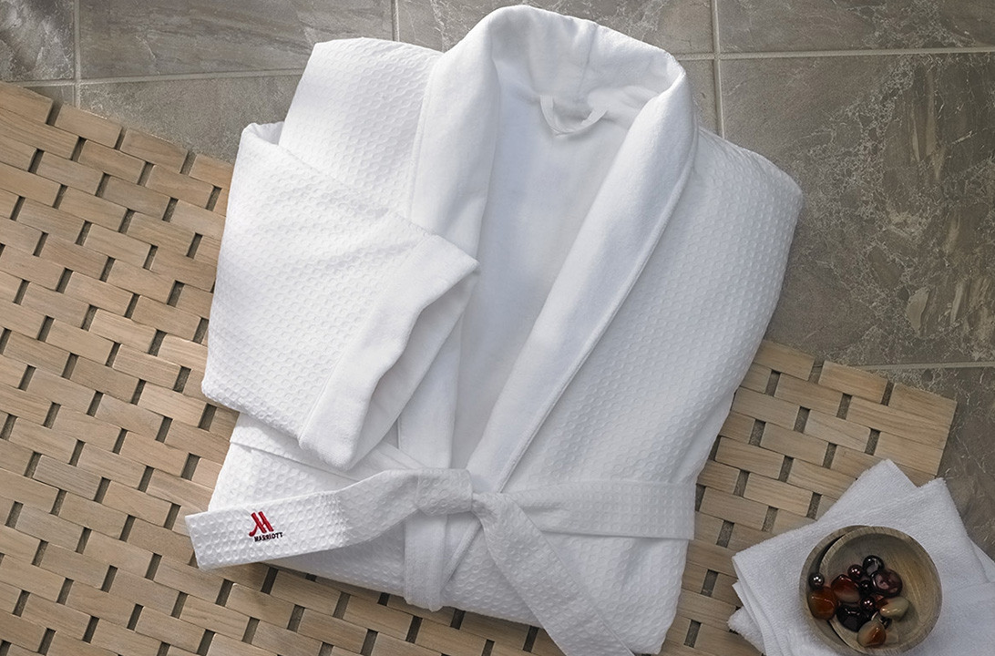 Waffelpiqué-Bademantel mit Schalkragen – Jetzt elegante Hotelbademäntel von  Marriott Hotels bestellen - Marriott Hotel Store